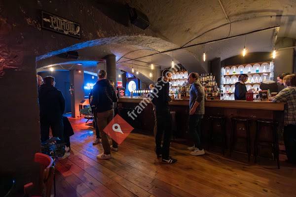 Helter Skelter : Bar à Fléchettes traditionnel en cave voutée - Snacks & Cocktails