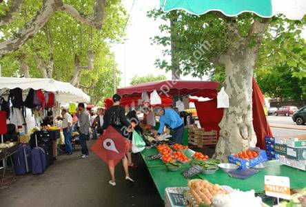 Marché de Neuville